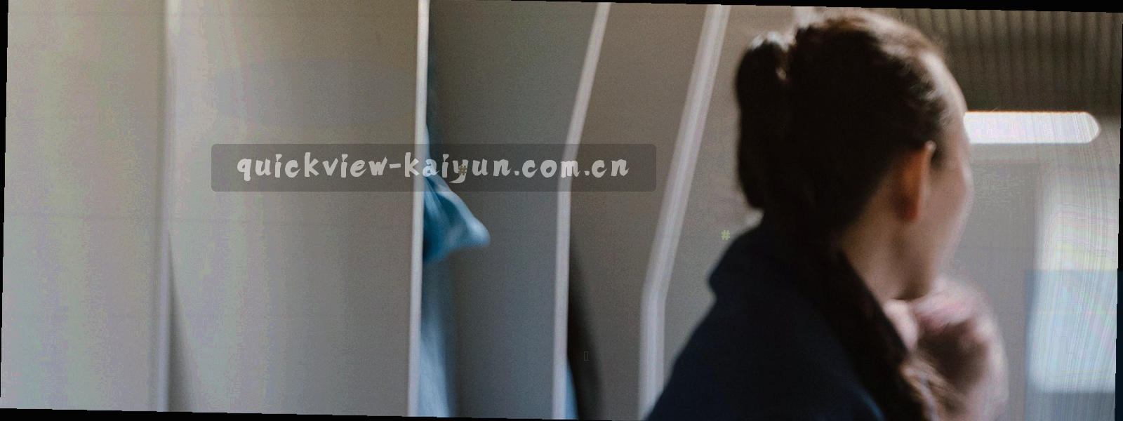 看台灯光横向延展的宽幅夜场画面，观众以暗部轮廓呈现
